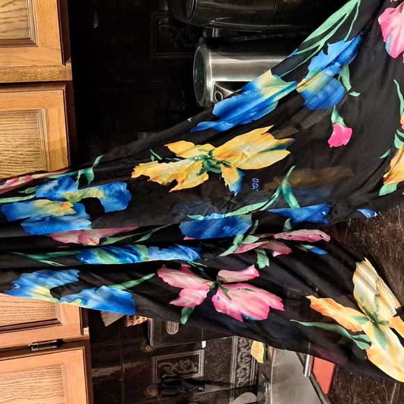 Scarf large multicolored flowers on black no label now but Ralph Lauren brand - Picture 2 of 3